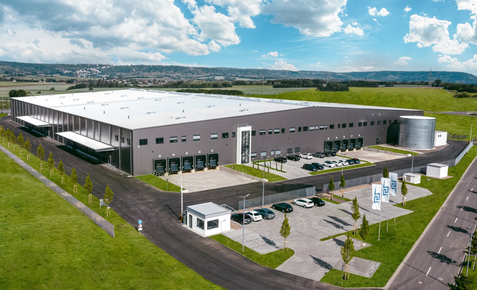 Außenansicht der Logistik- und Produktionshalle am Lisdorfer Berg